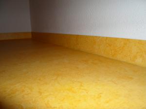 pásek podlahoviny lepený na stěnu, svařený s podlahou (včetně svaření)